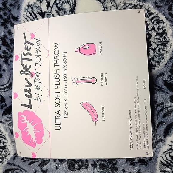 Betsey Johnson Skulls Halloween Limited Edition Throw Blanket - Picture 6 of 9